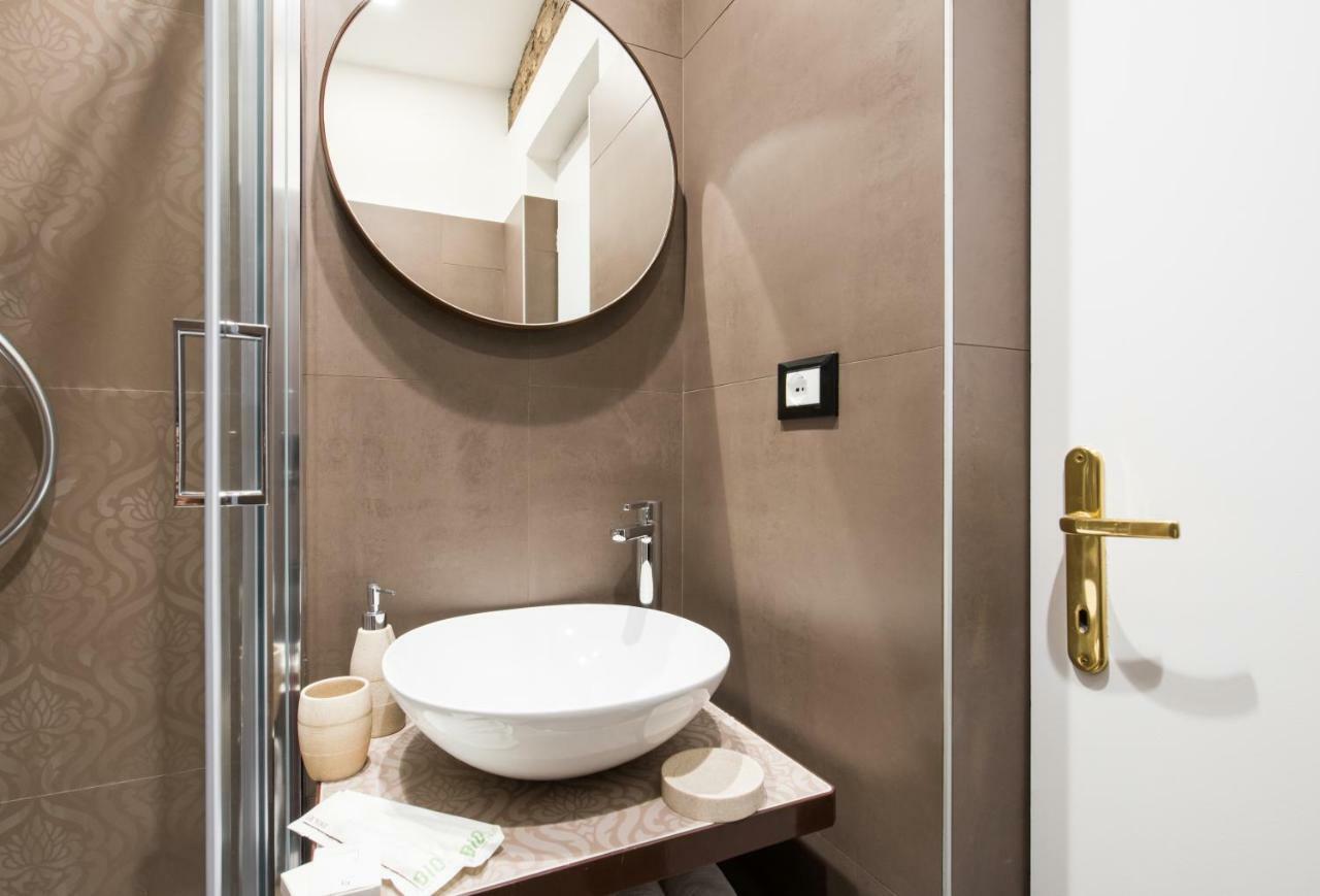 Domus De Fiori Apartment โรม ภายนอก รูปภาพ
